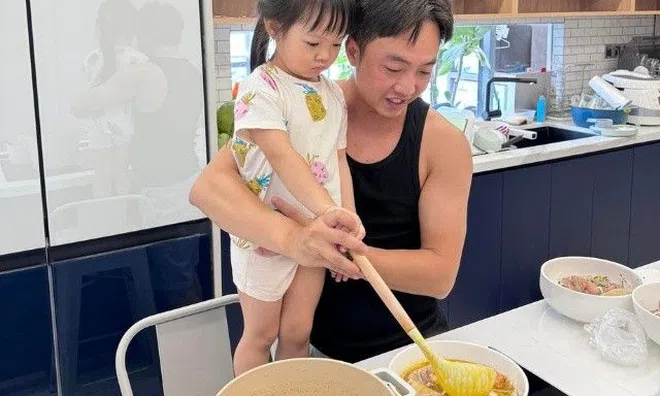 Ái nữ 3 tuổi nhà Đàm Thu Trang được làm việc nhà từ nhỏ gây ấn tượng