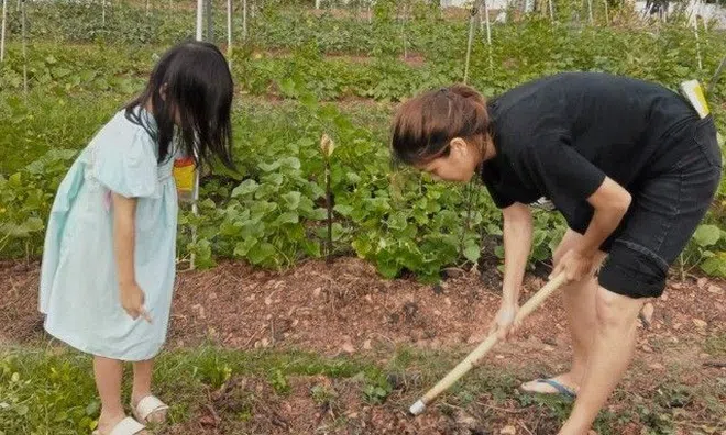 Hoa hậu 6 con Oanh Yến than thở "nhà nghèo con đông", đưa con đi mò cua bắt ốc