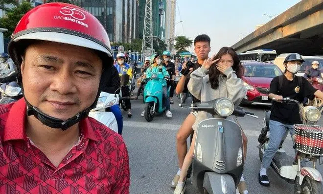 Cựu Táo Giao thông Tự Long bị tông xe, 2 bạn trẻ đâm phải có thái độ làm nam danh hài "bất lực"