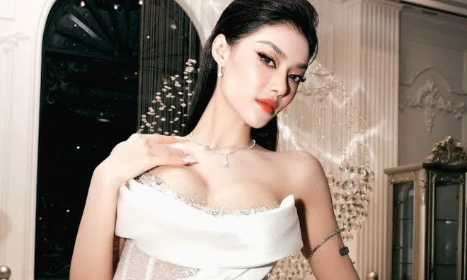 Á hậu Kiều Loan diện đầm trễ nải, khoe đường cong quyến rũ "lấn át" hội chị em