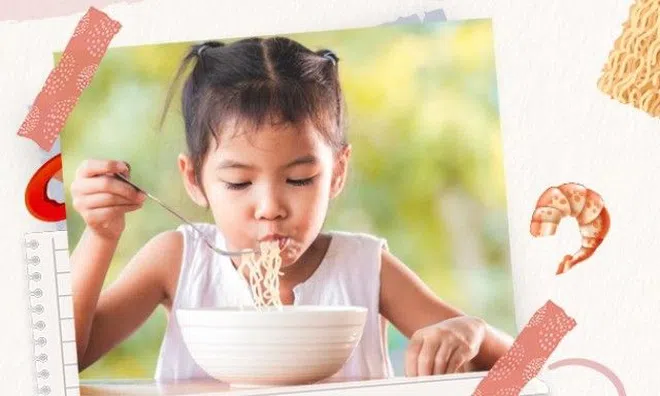 Có nên ngăn cản không cho trẻ ăn mì ăn liền?