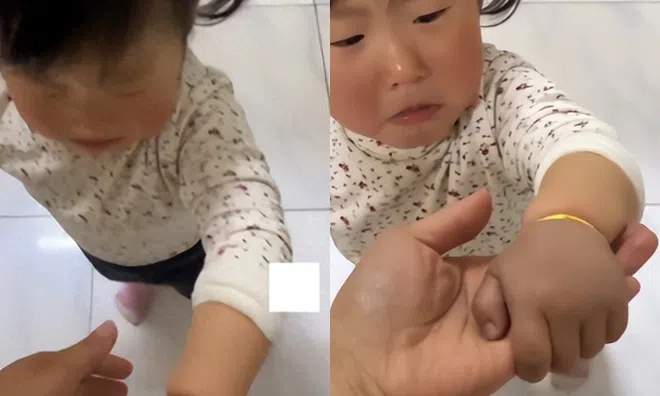 Con gái 2 tuổi khóc thét kêu cứu, người mẹ vội kiểm tra thì kinh hãi khi nhìn thấy thứ trên tay đứa trẻ