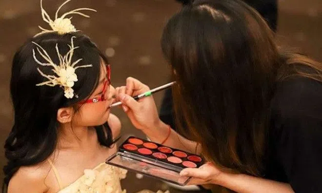 Mẹ làm nghề trang điểm hái ra tiền, mùa cưới bật khóc khi con hỏi: “Sao mẹ vào viện nhiều thế?”