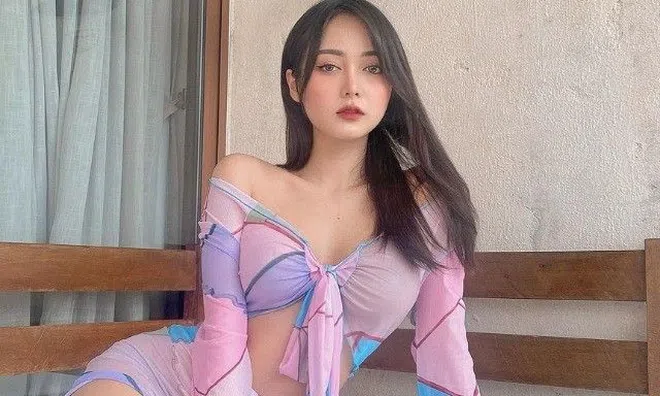 "Nữ thần đồng phục" cao chưa đến 1,6m nhưng đường cong uốn lượn, mặc đơn giản vẫn hút