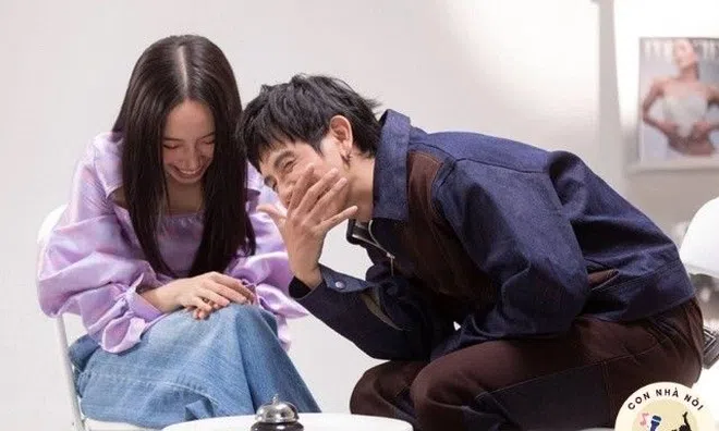 Nữ ca sĩ trẻ hôn bạn trai trước hàng nghìn khán giả: Ông nội là Chủ tịch, bố mẹ nổi đình đám ai ai cũng biết