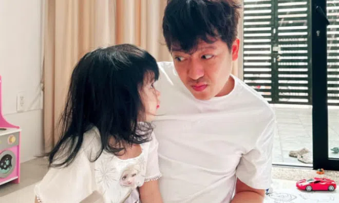 Cách nghệ sĩ Trường Giang trả lời "10 vạn câu hỏi vì sao" của con gái khiến ai nấy đều phải khen