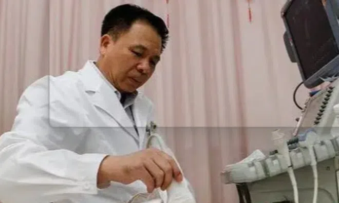Bé gái 8 tháng tuổi bốc "mùi lạ", lời nói của bác sĩ khiến mẹ bật khóc ân hận