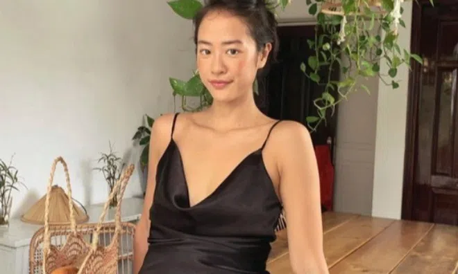 Hot girl Pháp gốc Việt sở hữu làn da nâu, mặc váy lụa dây mỏng như sợi chỉ là quyến rũ bất bại
