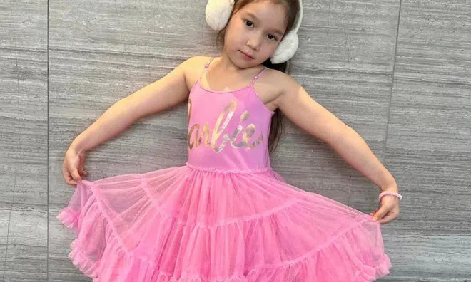 Con gái lai Tây của siêu mẫu Hà Anh 5 tuổi trắng xinh, chân "dài ngoằng" được mẹ hướng thi hoa hậu