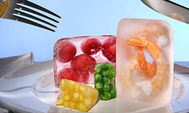 Rã đông thực phẩm bằng nước nóng có tốt không? Chuyên gia chỉ cách rã đông chuẩn nhất nhưng ít người dùng
