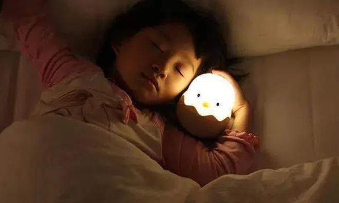 Con gái 5 tuổi lần đầu ngủ chung với mẹ, câu nói trong giấc mơ khiến tôi giật mình, bật khóc nức nở