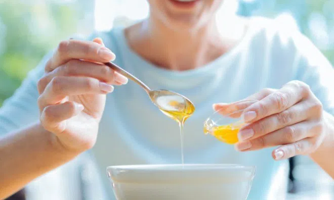 Dùng mật ong hằng ngày có tác dụng gì? Vì sao mật ong ngọt nhưng giúp giảm cholesterol, ngăn ngừa bệnh tiểu đường?