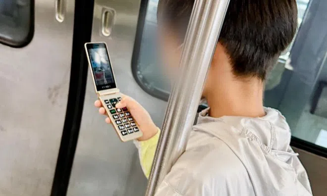 Con trai ném điện thoại của mẹ vào thùng rác, người mẹ biết được lý do thì không mắng nổi