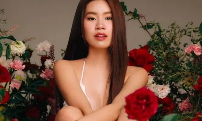 Gái xinh 2K3 cùng tuổi Phương Mỹ Chi nhưng phong cách khác biệt, nổi loạn khoe đường cong mừng tuổi mới