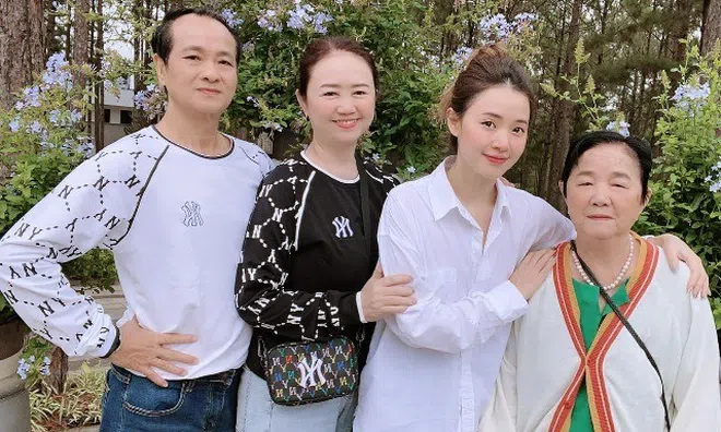Nhan sắc cực phẩm của mẹ "tỷ tỷ nhiều sổ đỏ nhất nhì showbiz Việt", Midu muốn không xinh cũng khó