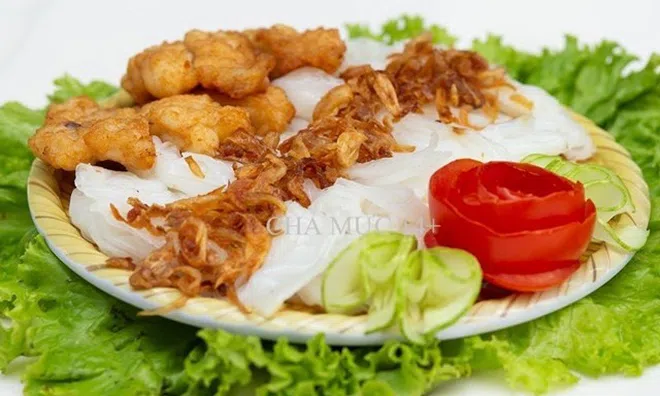 Bánh cuốn chả mực nổi tiếng ngay phố ẩm thực Bãi Cháy