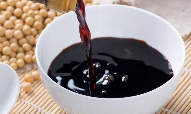 Trẻ ăn nhiều nước tương có dậy thì sớm? Bác sĩ chỉ ra thực phẩm này cần “cảnh giác” hơn