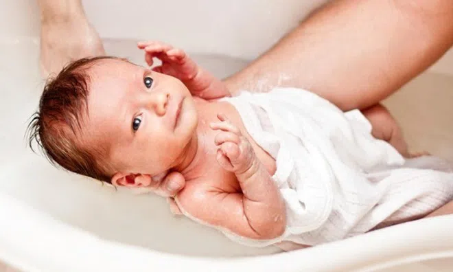 Cho trẻ dùng sữa tắm hay nước lá thì tốt hơn? Đáp án của bác sĩ hóa giải mâu thuẫn của mẹ và bà