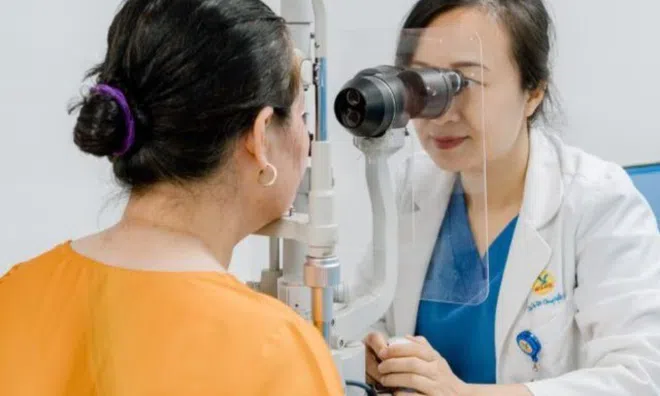 Người phụ nữ mắc viêm bờ mi vì bị loài vật nhỏ xíu tấn công lên mắt