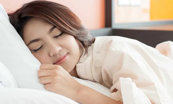 Ăn cơm xong nên nằm, ngồi hay đi lại? Điều mọi người nghĩ sẽ gây hại nhưng bác sĩ lại khuyên nên làm
