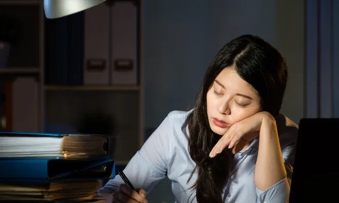 Cố thể hiện với sếp, cô gái ở Hà Nội phải nhập viện tâm thần, bác sĩ chỉ dấu hiệu cảnh báo ở người thành đạt