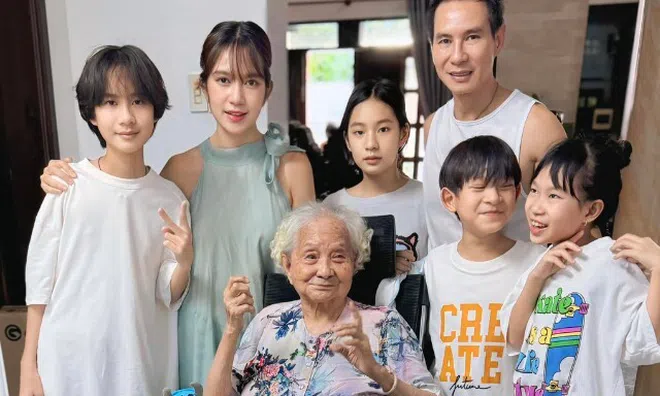 Lý Hải vui mừng báo tin mẹ ruột gần 100 tuổi đã nhớ mặt con, 4 cháu nội lễ phép quây quần bên bà