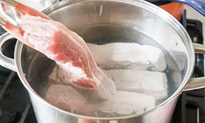 Chần thịt sẽ khiến chất độc tích tụ nhiều hơn, hóa ra loại nước nhiều gia đình bỏ đi lại giúp làm sạch thịt hiệu quả