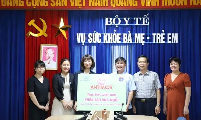 Vụ Sức khỏe Bà mẹ Trẻ em -Bộ Y Tế phối hợp với Diana Unicharm phát tặng Khăn lau xua muỗi Bobby Antimos