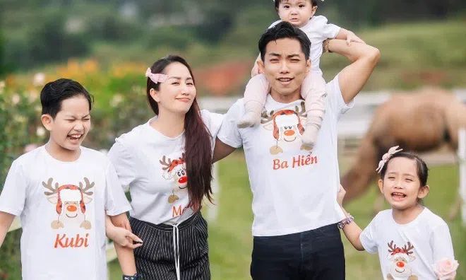 Lisa nhà Khánh Thi Phan Hiển gây hài với loạt biểu cảm khóc mếu khi chụp ảnh, khi cười lên thì xinh hết nấc