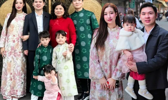 Chồng chủ tịch của Đỗ Mỹ Linh khoe ảnh gia đình trước cổng biệt thự, 3 cháu ngoại Bầu Hiển cực đáng yêu