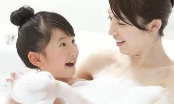 "Sao mẹ lại mọc tóc ở dưới đó vậy?" và câu trả lời của người mẹ khiến ai cũng thán phục