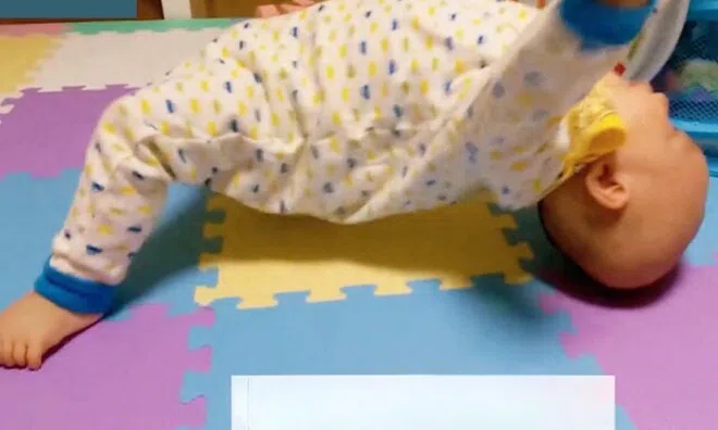 Con 8 tháng tuổi liên tục tạo dáng kỳ lạ, mẹ nhanh chóng quay video để cầu cứu, cư dân mạng không khỏi sửng sốt