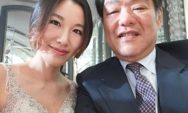 Cô hầu gái cưa đổ ông chú tỷ phú hơn 26 tuổi, cảnh làm mẹ khiến nhiều người hả hê