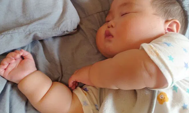 Không hề đoán mò, 4 tư thế ngủ của trẻ thể hiện rõ bé yêu bố hay mẹ nhiều hơn