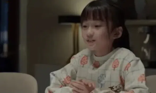 Bị mẹ kế hỏi câu nhạy cảm liên quan đến mẹ ruột, bé gái 6 tuổi đáp một câu khiến bà câm nín