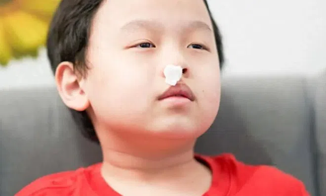 Cháu trai bị chảy máu mũi, bà ngoại bảo đứa trẻ ngửa đầu ra sau, đến bệnh viện bác sĩ lắc đầu nói: “Không cứu được”