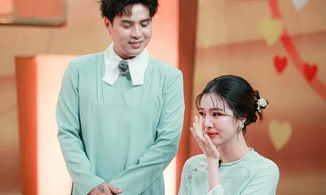 Hồ Quang Hiếu tán đổ gái xinh 2000 nhờ đồ ăn ế, xin phép nhà vợ "cho có bầu trước mà chưa cưới"
