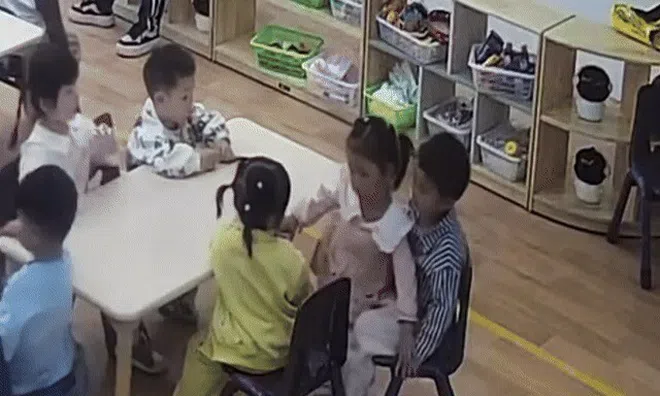 Con bị bạn học bắt nạt ở lớp, mẹ tức giận đi kiện với cô giáo chủ nhiệm thì tá hỏa