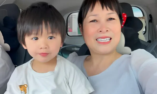 NSND Hồng Vân đón cháu ngoại lần đầu về thăm, con gái xa nhà bao năm vì lấy chồng Việt kiều nay đoàn tụ