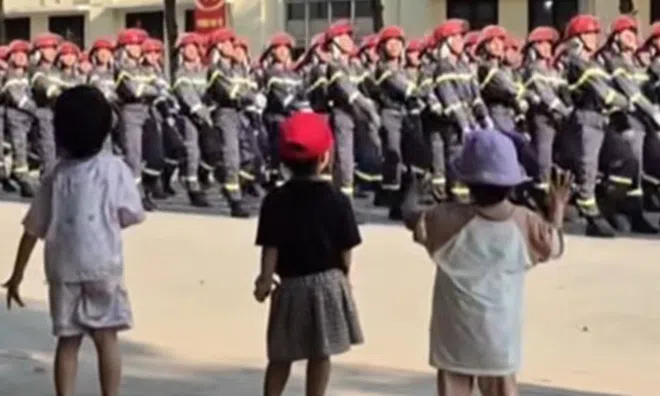 Hành động của 3 đứa trẻ khi đoàn diễu binh 30/4 đi ngang qua gây sốt MXH Việt