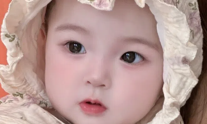 Bé gái Hà Nội xinh như thiên thần, mẹ ruột hot girl 2001 hai năm sinh hai con dáng vẫn nõn nà