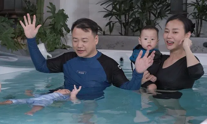 Phương Oanh - Shark Bình khoe cặp song sinh hơn 1 tuổi đã biết nổi trên mặt nước, quý tử Jimmy bản lĩnh hệt bố