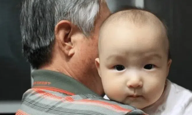 Nữ giám đốc nhờ mẹ chồng chăm con suốt 16 năm, bi kịch xảy đến với đứa trẻ khi trưởng thành