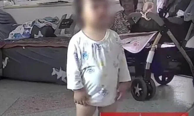 Người mẹ đi làm xa nhà gửi con cho bà, xem camera thấy đứa trẻ thường xuyên run rẩy, sự thật đau lòng