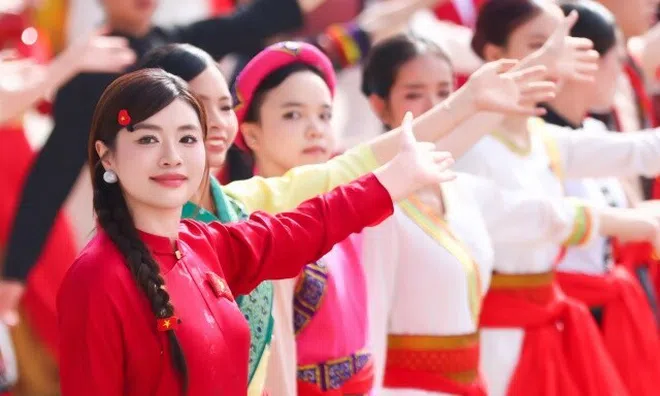 Sao Mai Thu Hằng tim đập bồi hồi, khóe mắt rưng rưng khi hát ở Lễ kỷ niệm 80 năm Quốc khánh 2/9
