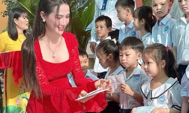 Hoa hậu Phan Thị Mơ trao quà, hỗ trợ học sinh nghèo trước thềm năm học mới