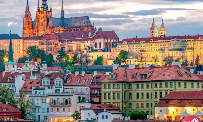 Khám phá vẻ đẹp cổ tích của Prague, hành trình qua thành phố Ngàn Tháp, Cầu Charles lãng mạn và lâu đài huyền thoại.
