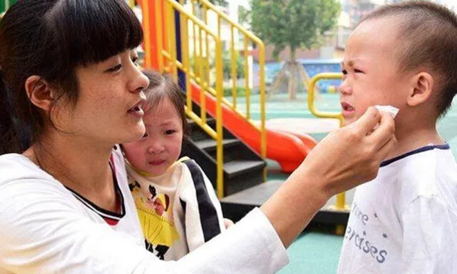 Tan học, con trai 4 tuổi luôn khóc, nép sau lưng cô giáo không muốn về, lý do khiến mẹ ân hận