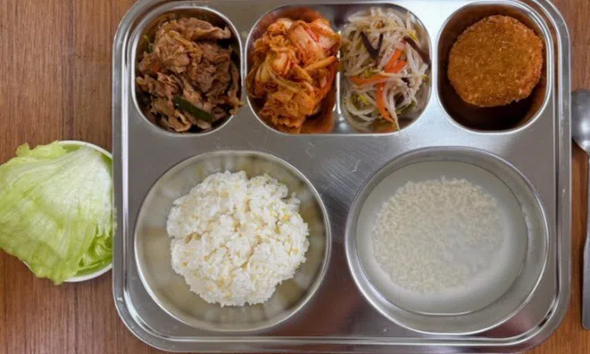 HS khen cơm trưa ở trường rất ngon nhưng để thừa một món, biết lý do cô giáo liền nhắn tin cho PH