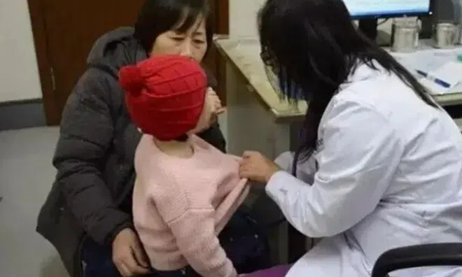 Quát mắng khi dạy con học suốt 2 năm, tình trạng hiện tại của đứa trẻ được bác sĩ thông báo khiến mẹ òa khóc